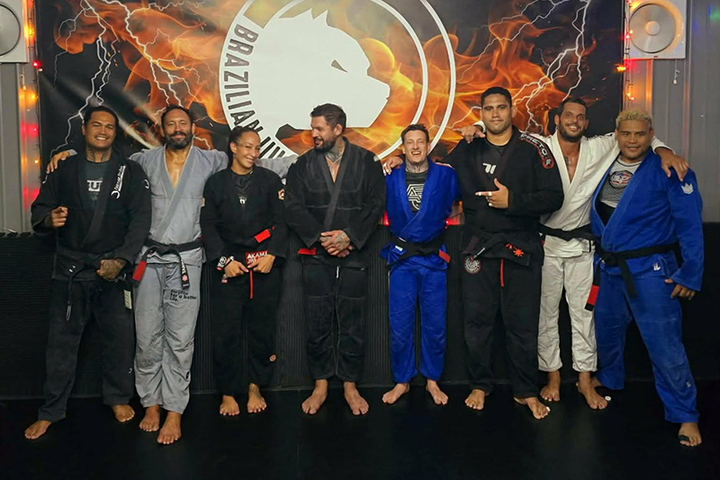 Kahe Walker, entourée des membres de son club de toujours, le Tahitian Top Team, est devenue la première femme de Polynésie à décrocher la ceinture noire de jiu-jitsu. © DR