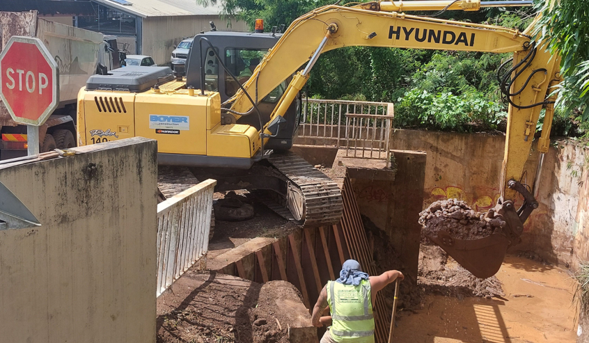 Lors des fortes pluies de 2023, les services de l’Équipement avaient dû curer le bassin dégraveur non loin de la résidence Vai Hau à la suite d’importantes coulées de boue.