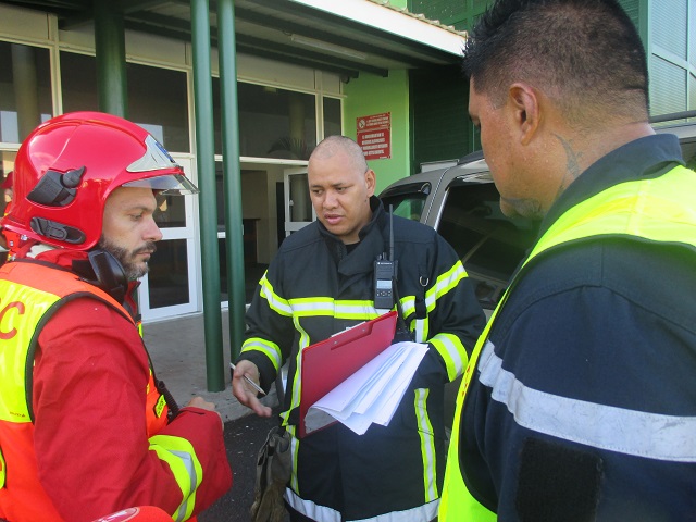 Pour une raison indéterminée, une tribune s'est effondrée lors d'un spectacle. Les premiers secours qui arrivent sur place doivent identifier le nombre de victimes et savoir s'il y a un risque d'explosion.