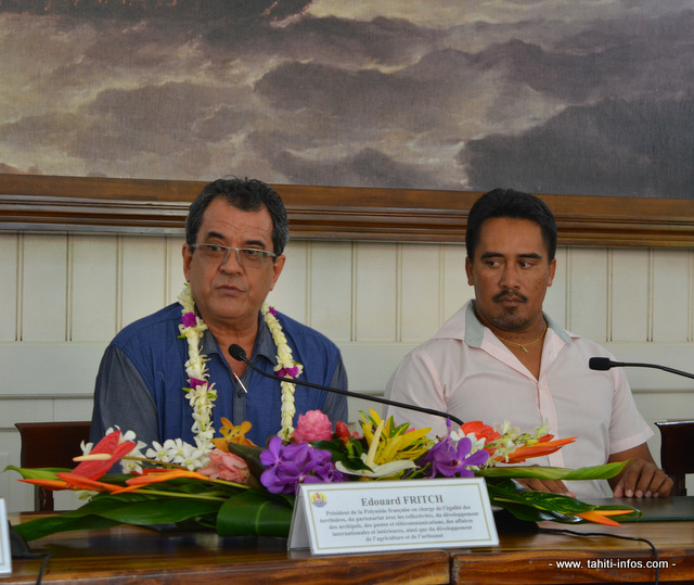 Edouard Fritch présente les détails du projet aquacole de Hao à son retour d'une mission d'une semaine en Chine auprès des investisseurs de Tahiti Nui Ocean Foods. A ses côtés le maire de Hao, Théodore Tuahine.