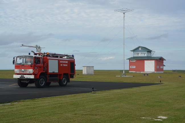 Sur les aérodromes domestiques de Polynésie française, la sécurité aéroportuaire concerne essentiellement l'armement d'équipe de secours et d'incendie (ici à Tubuai).