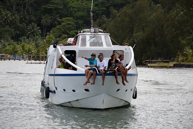 En raison de leur éloignement certains élèves polynésiens ne rentrent chez eux pour les vacances que tous les trimestres, à peine deux fois par an pour les lycéens des archipels éloignés scolarisés à Tahiti.
