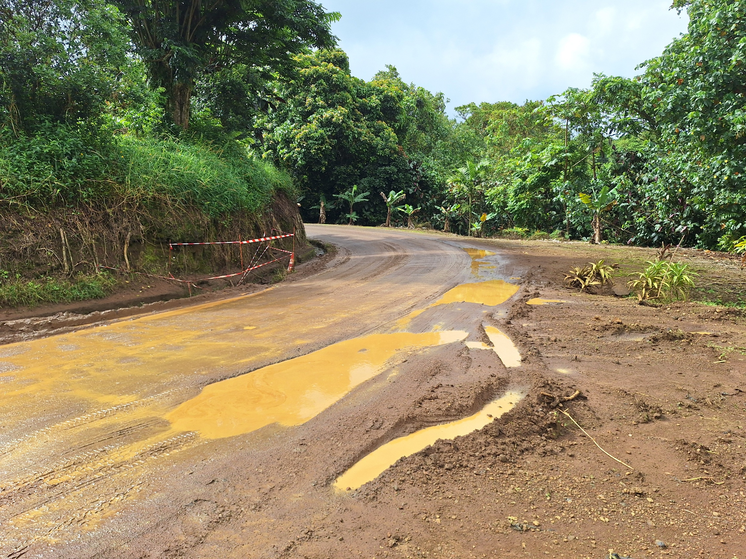 “La déviation, ce n’est pas une solution. (...) C’est boueux et on ne voit pas les autres voitures arriver”, remarque Rose-Marie.