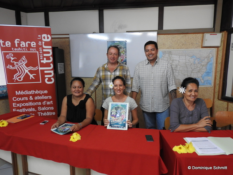 Fabien Dinard (debout à droite), le directeur du Conservatoire, désire en effet "sauvegarder cette technique de frappe propre aux Pa'umotu", qui consiste à pincer les cordes et les gratter, tout en continuant à jouer et ce, dans des styles différents.