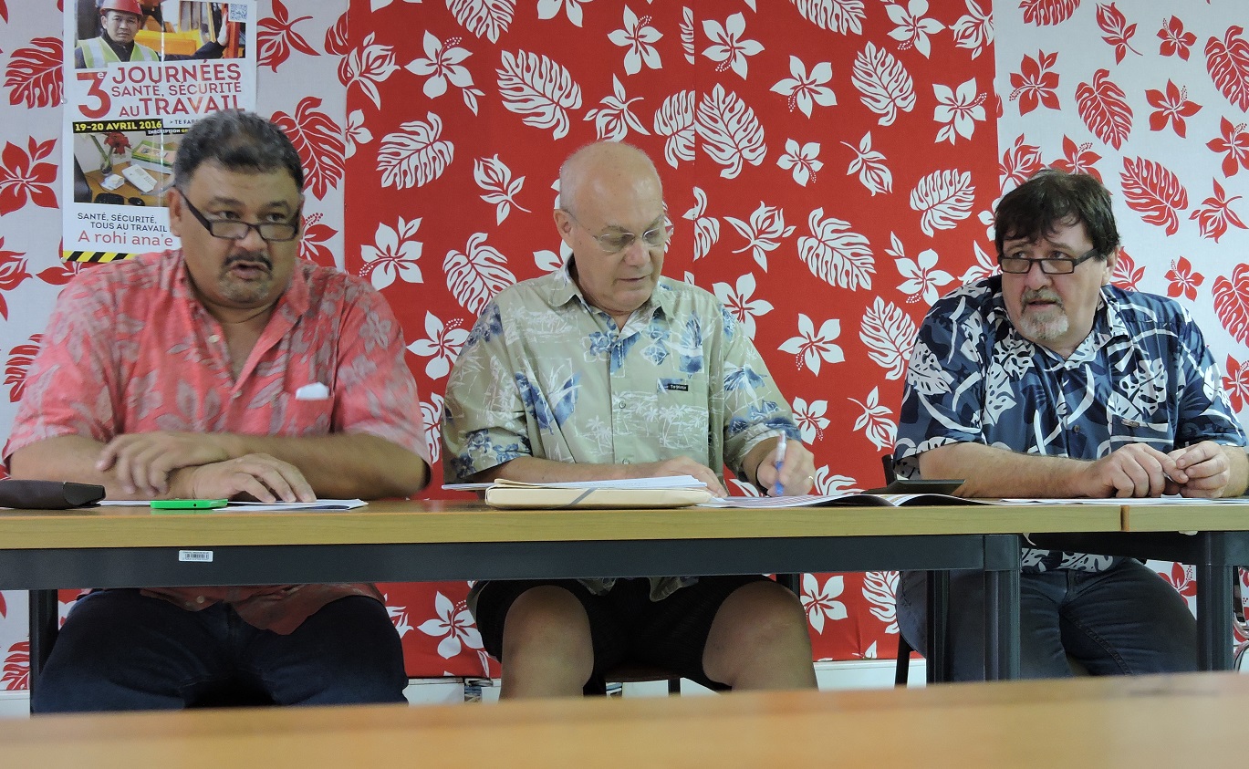 Heifara Parker, secrétaire général de A Ti'a i Mua, Dimitri Pitoeff et Yves Laugrost, président du conseil d'administration du régime des salariés.