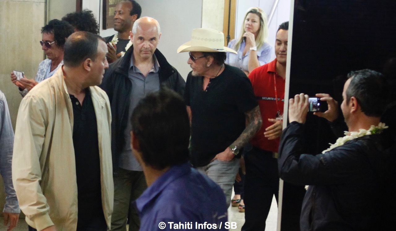 Johnny est finalement sorti du salon VIP