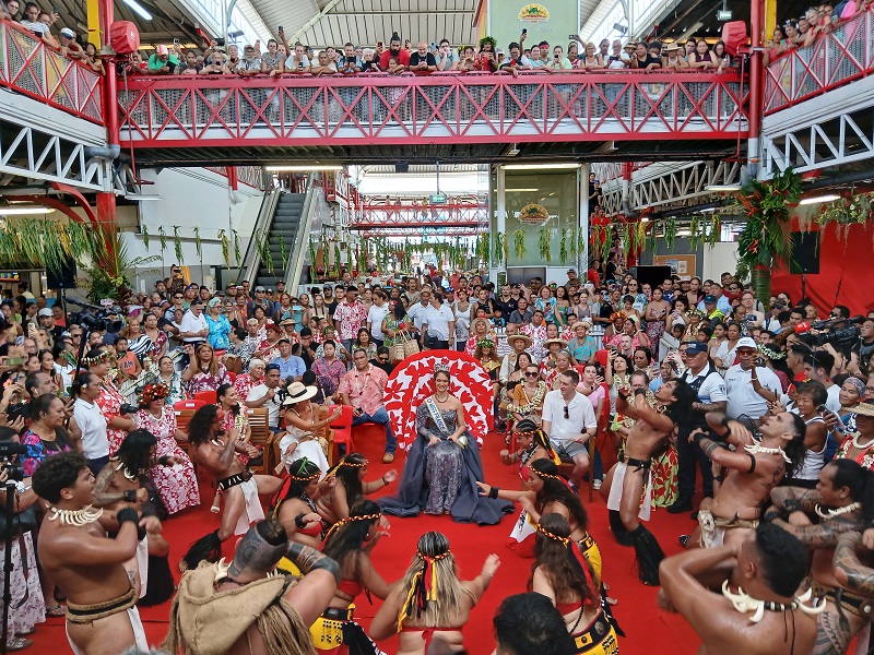 Le marché de Papeete était bondé ce vendredi pour le bain de foule de Hinaupoko Devèze accueillie par le groupe marquisien Kaipeka. crédit photo SD