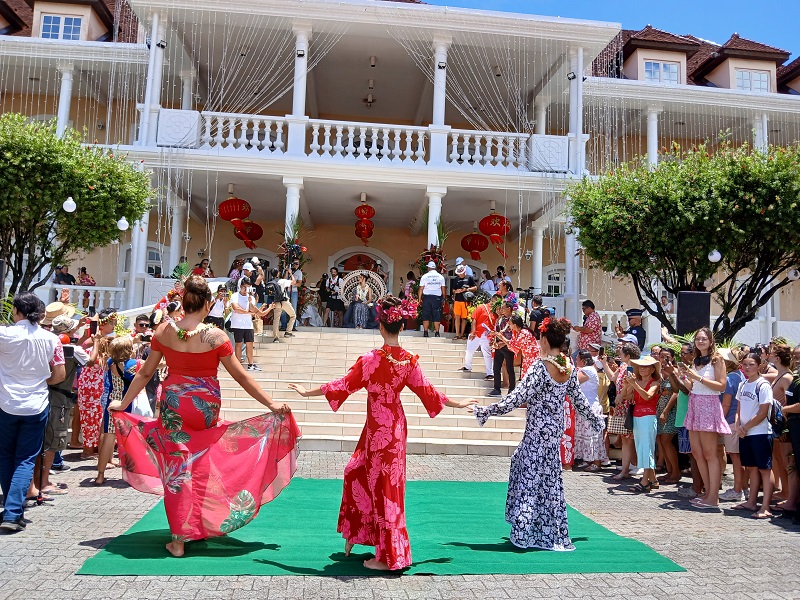 Tamariki Poerani danse pour Hinaupoko Devèze. crédit photo SD
