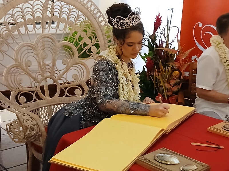 Emue aux larmes, Hinaupoko Devèze a signé le livre d’or de la mairie de Papeete. crédit photo SD