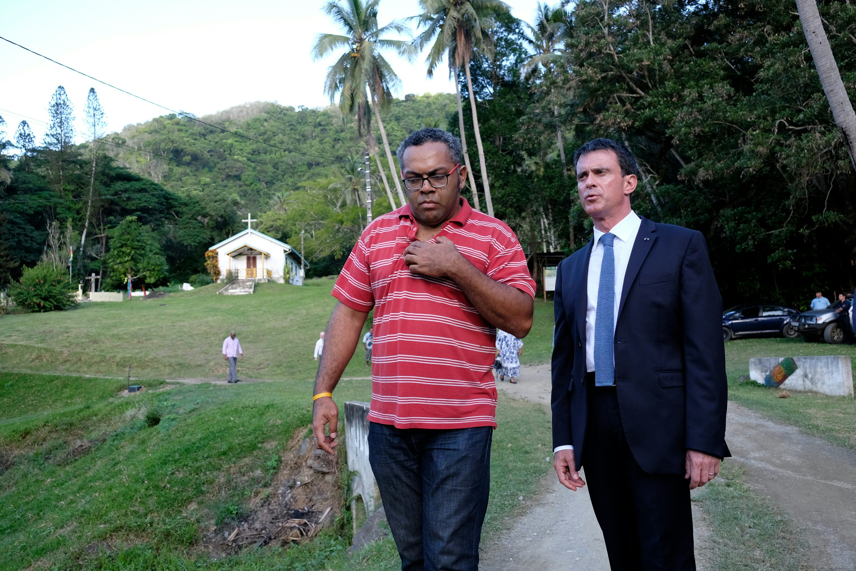 Manuel Valls a rencontré des membres de la tribu Tiendanite . Photo : AFP