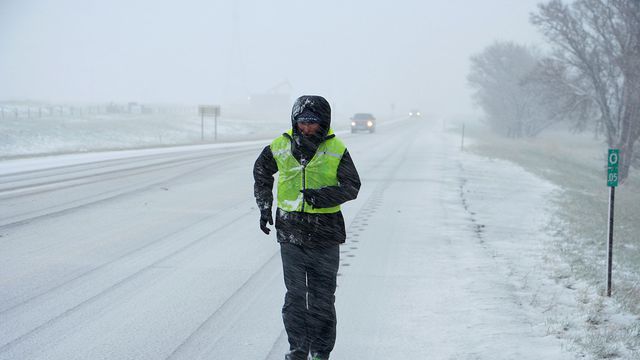 L'ultra-fondeur français Serge Girard court sous une tempête de neige à Cheyenne dans le Wyoming lors de son tour du monde, le 26 avril 2016  afp.com/THOMAS GIRARD