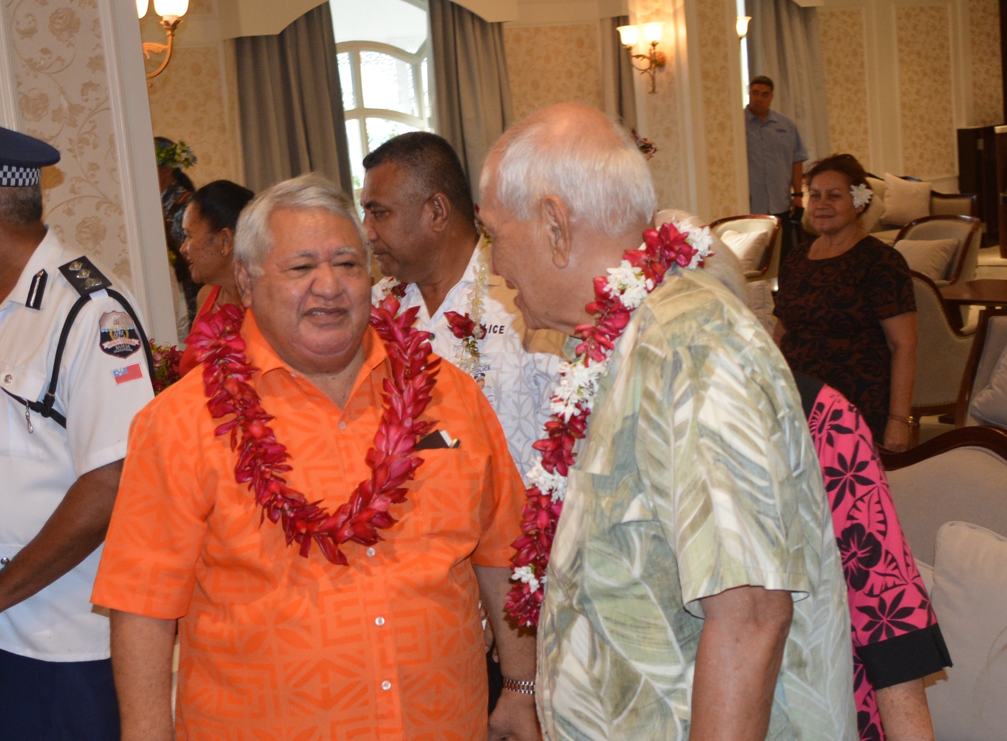 Le Premier ministre des Samoa,  Sailele Malielegaoi, (ici avec le roi Tufuga Efi) se félicite de l'ouverture du nouvel hôtel de luxe qui devrait permettre au pays de monter en gamme dans son offre touristique.