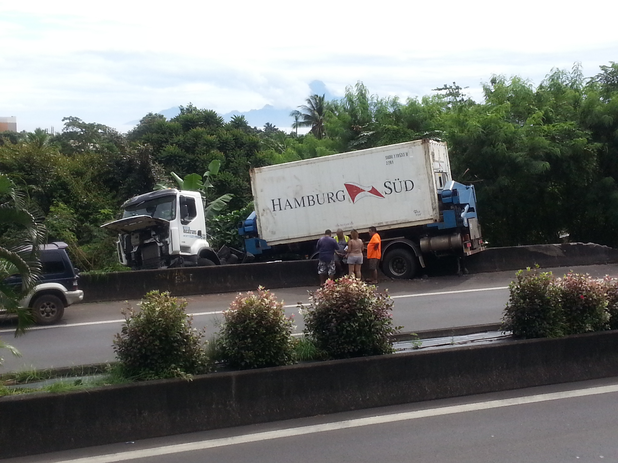 Sortie de route d'un camion : la circulation sur la route des plaines perturbée (photos)