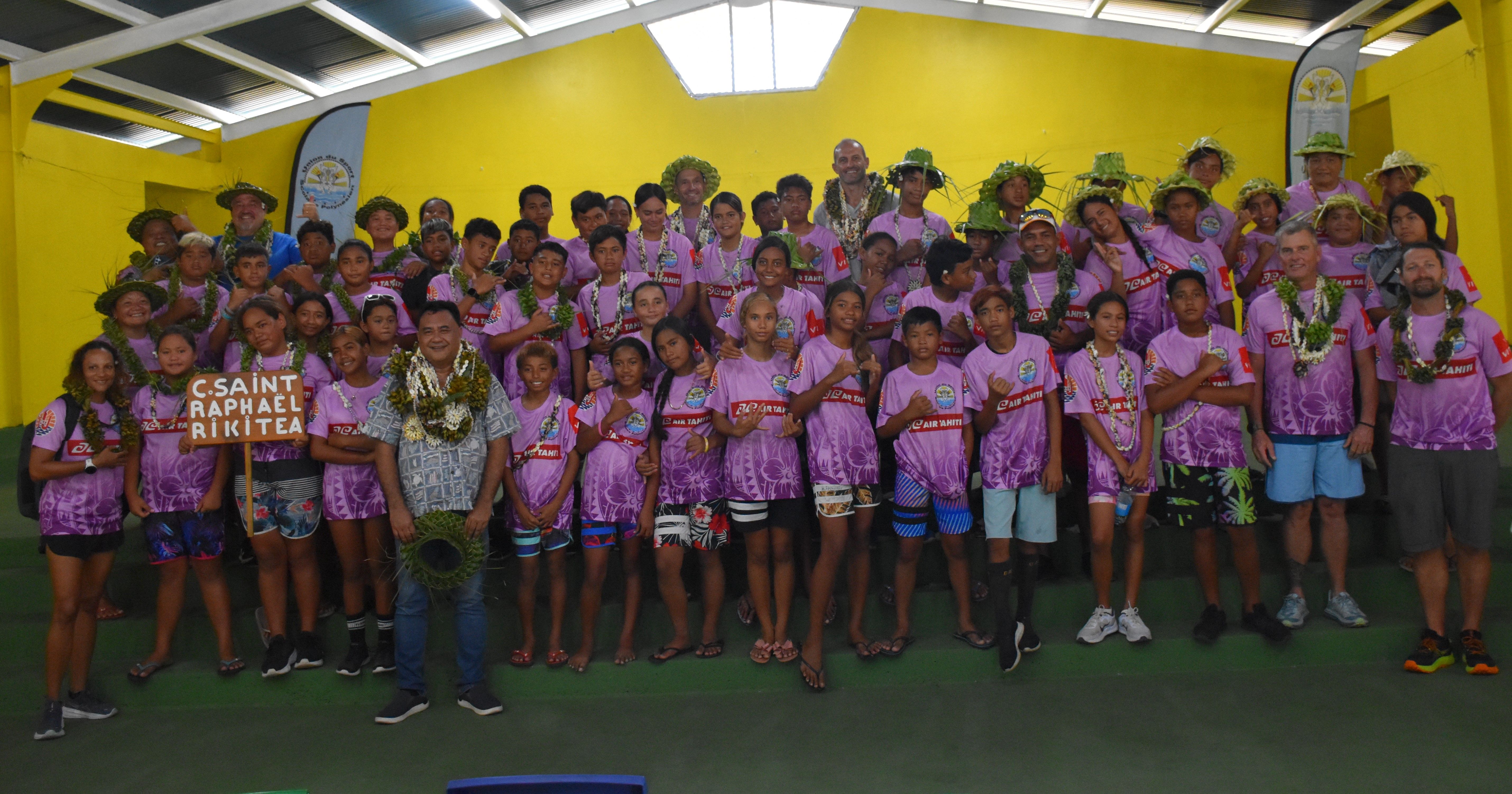 La photo de famille de cette troisième édition des Jeux des Tuamotu/Gambier avec les élèves des quatre collèges, les encadrants et responsables de l’USSP, en présence du ministre de l’Éducation Ronny Teriipaia.