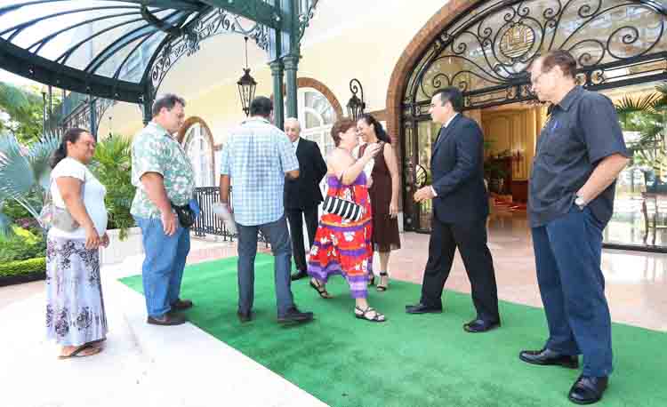 Les représentants syndicaux qui ont accepté ce rendez-vous traditionnel du 1er mai avec le gouvernement sont accueillis par les ministres mobilisés sur le perron de la présidence de la Polynésie française.