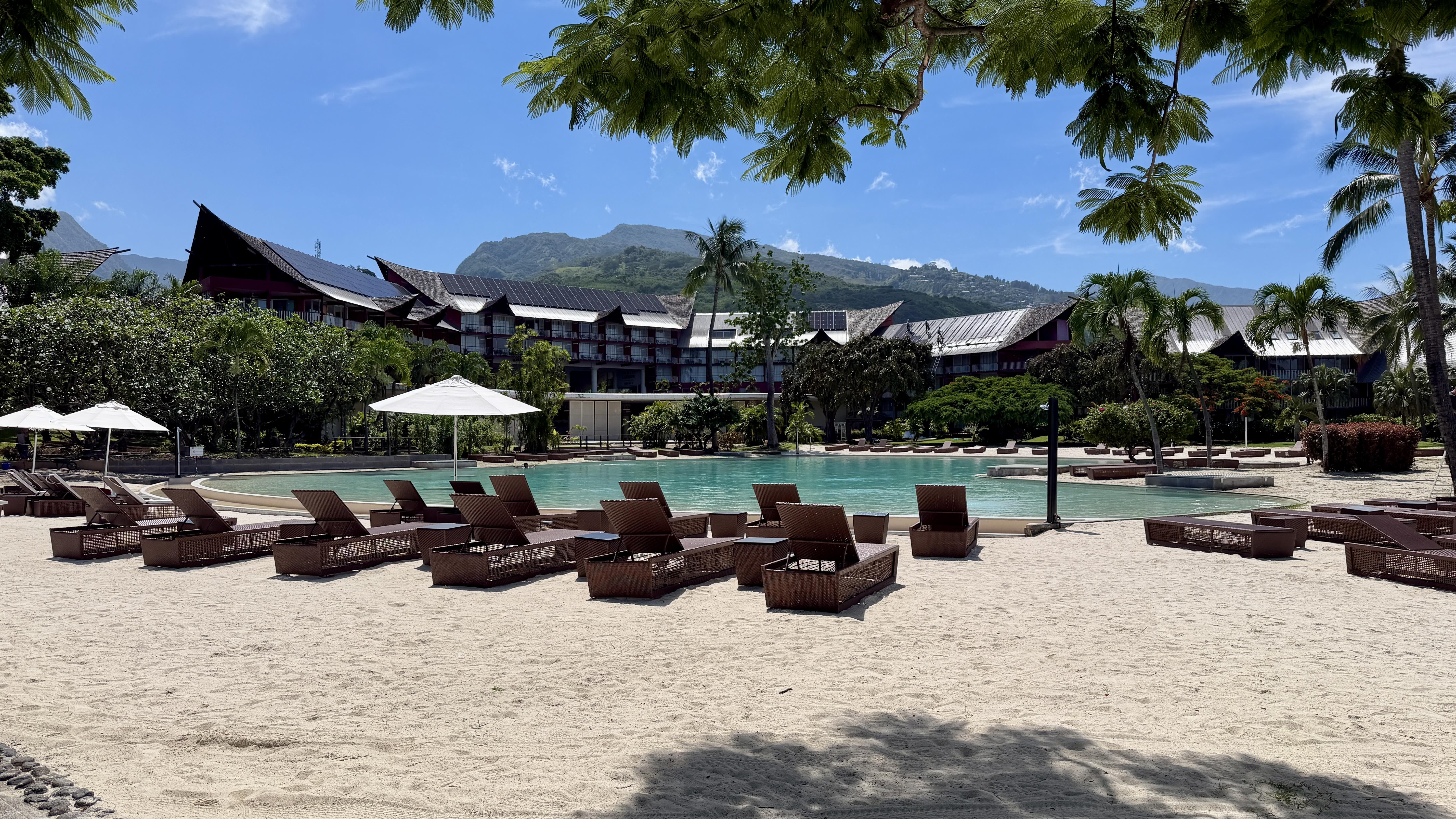Le Tahiti Lagoon Resort rouvre ses portes à Punaauia : piscine emblématique, plage de sable blanc et nouveau restaurant en bord de mer marquent le renouveau de l’ex-Méridien.