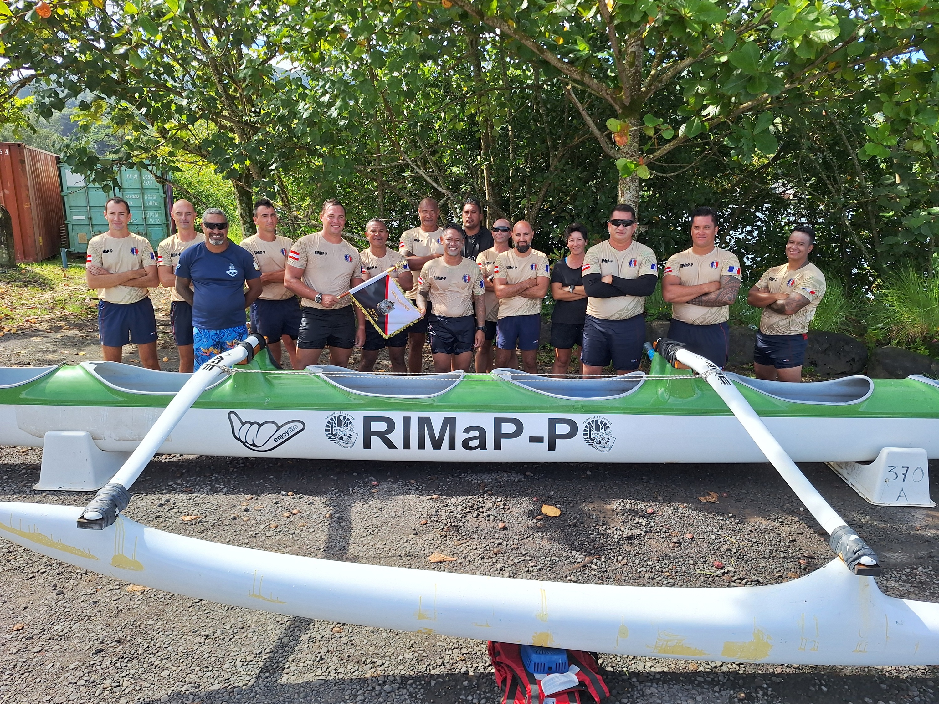 Les équipages de la deuxième étape réunis à l’arrivée, à Papeari (Crédit : Anne-Charlotte Lehartel).