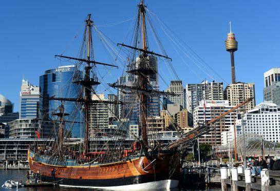 Depuis 1994, une réplique du HMS Endeavour est visible dans le port de Sydney, en Australie.