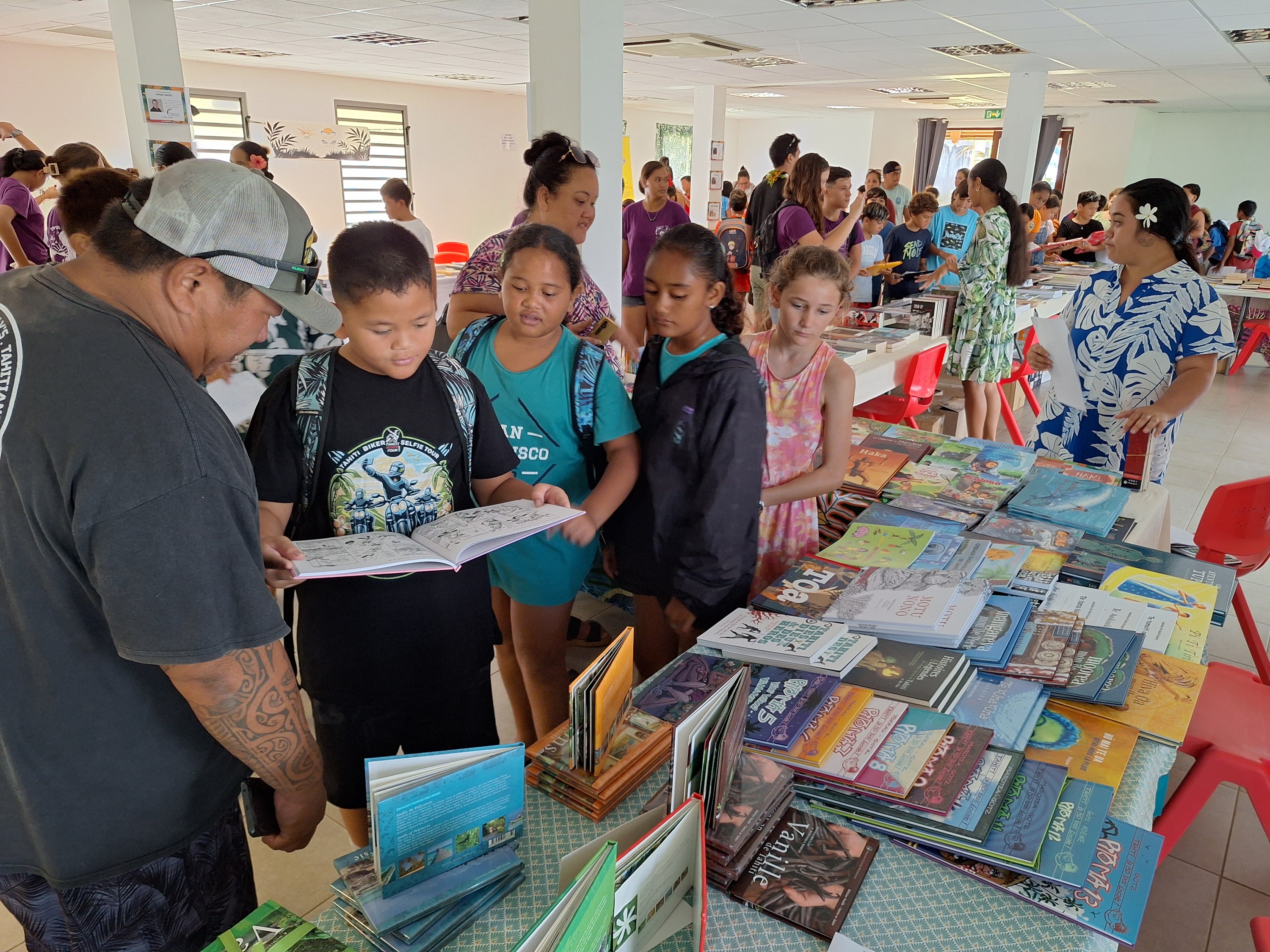 L’incontournable feuilletage sur les stands des maisons d’édition (Crédit : Anne-Charlotte Lehartel).