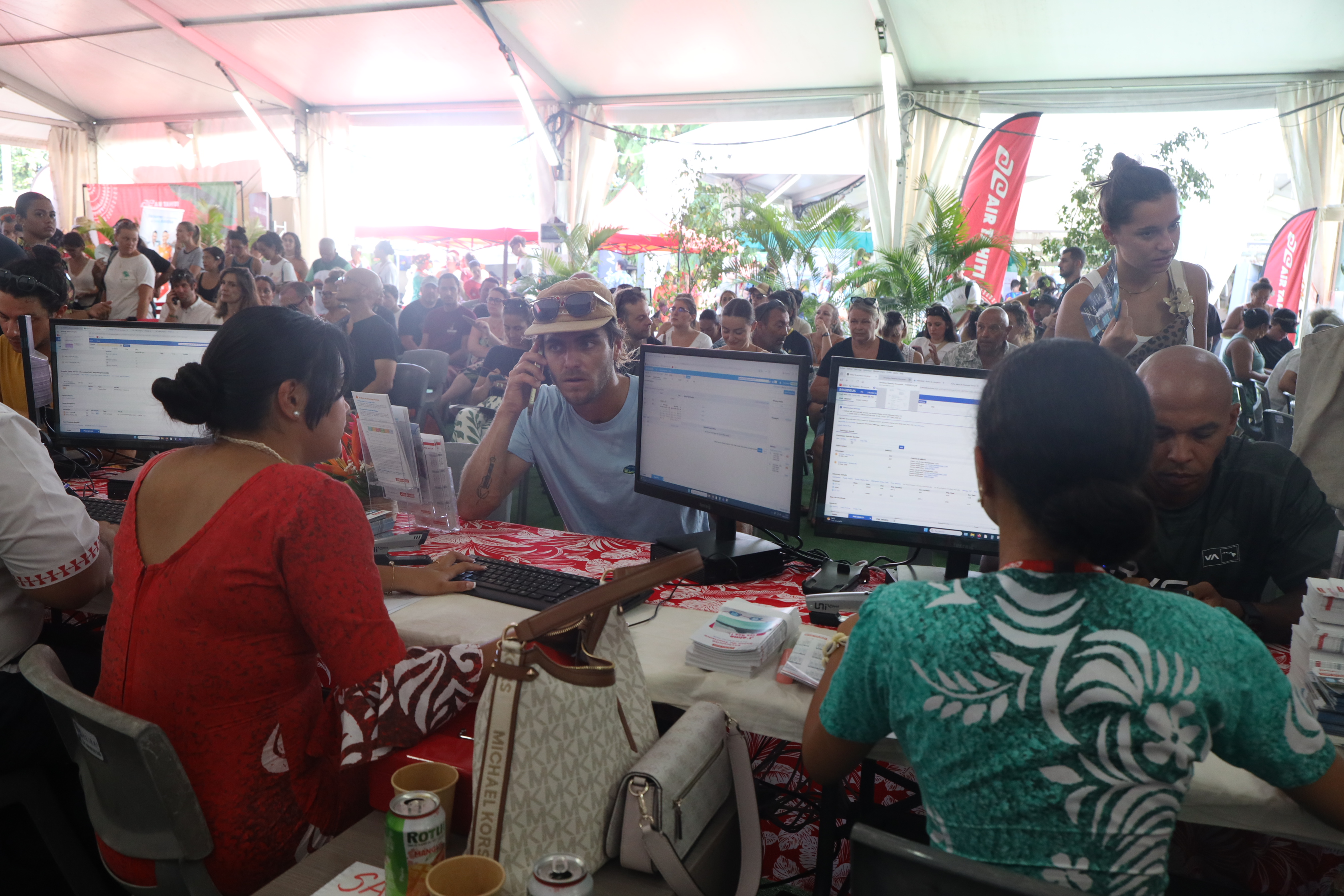 De nombreux visiteurs se sont rendus sur le stand d’Air Tahiti à la recherche d’offres pour leurs prochains voyages dans les îles, lors de la 36ᵉ édition du Salon du tourisme.