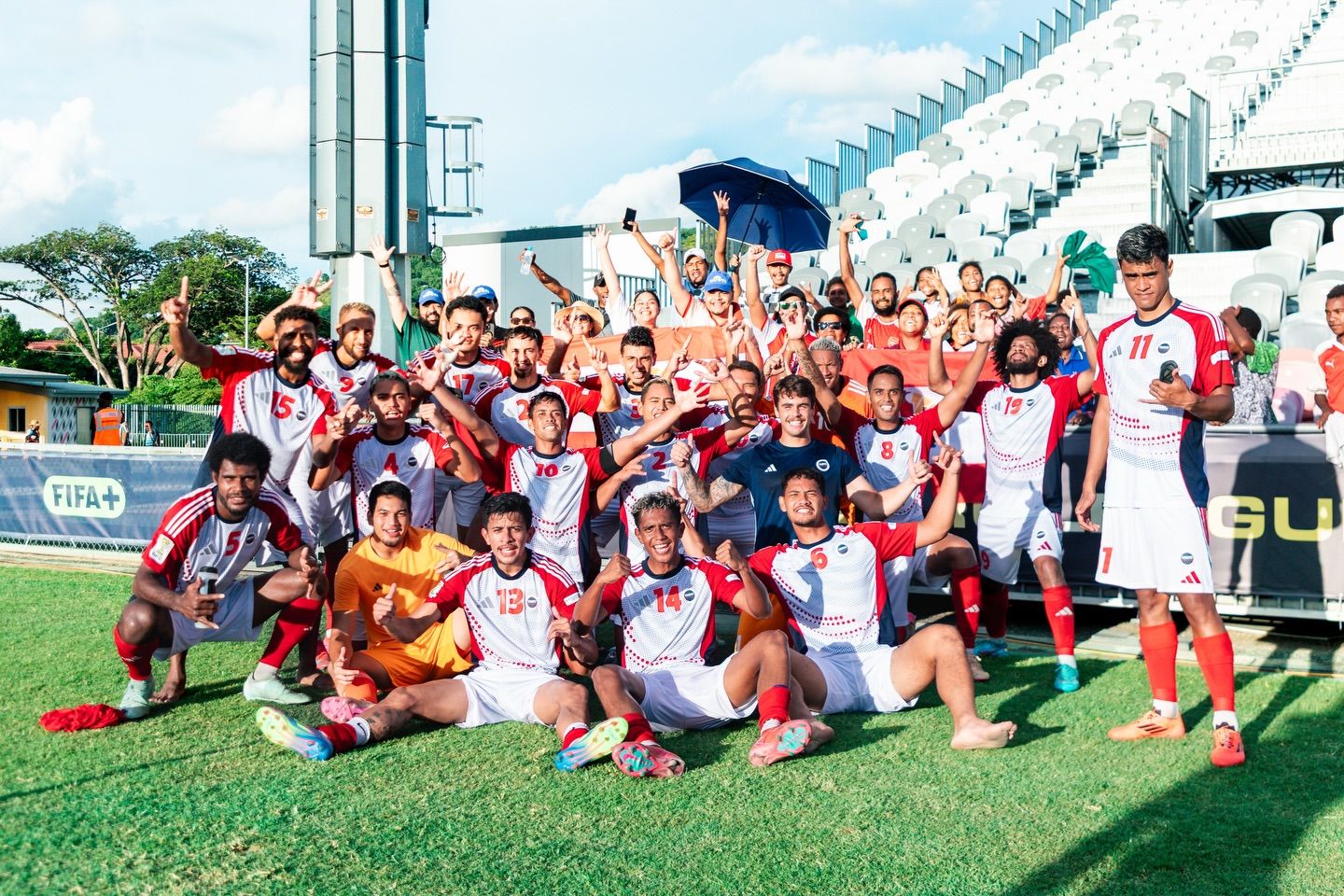 La joie des joueurs de Tahiti United et de leurs supporters après cette première victoire.