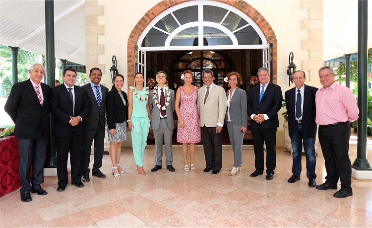 Lionel Beffre avec le gouvernement de la Polynésie française pour une photo souvenir.