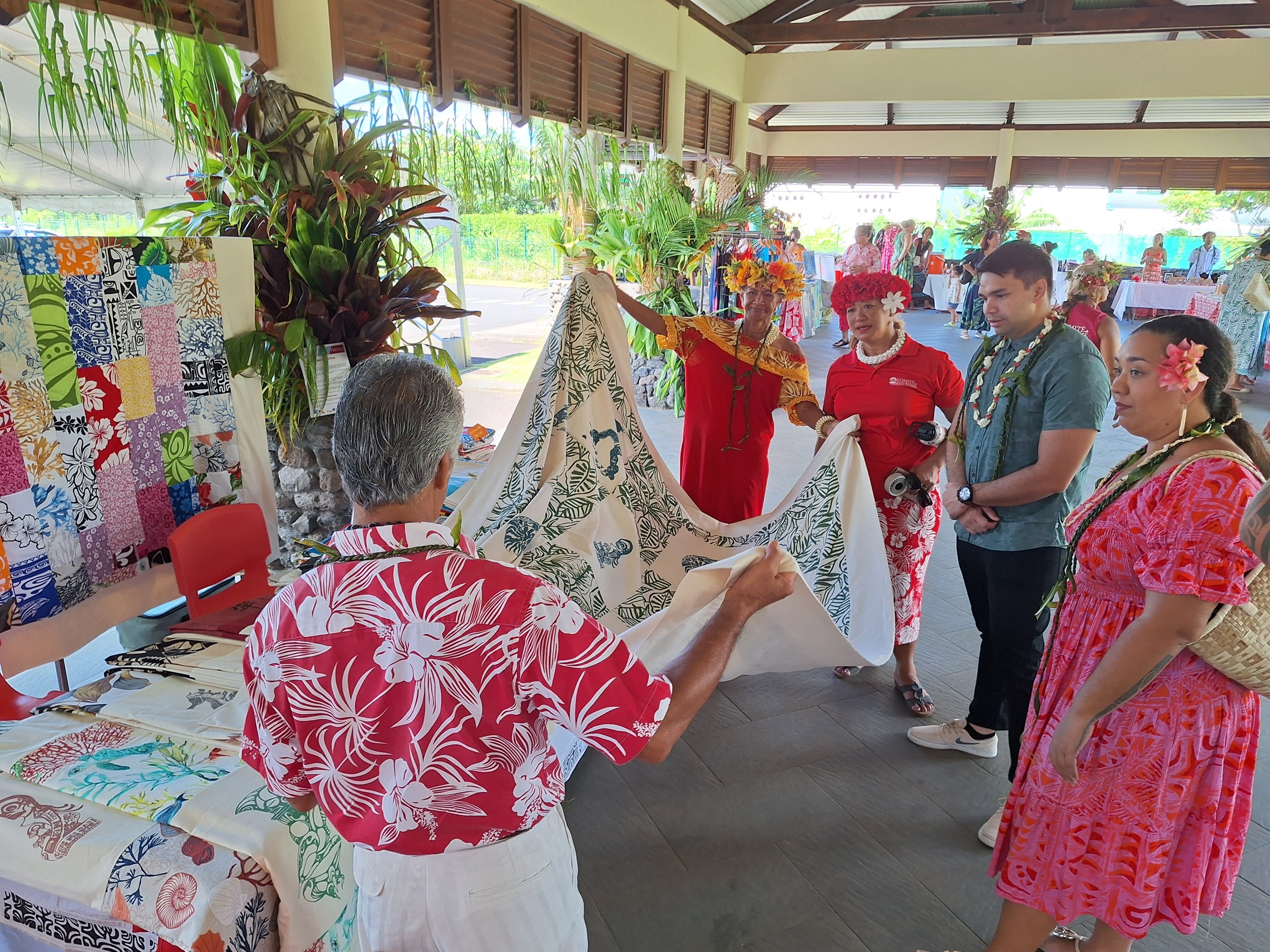 Les artisans et le comité du tourisme ont sensibilisé Kainuu Temauri aux enjeux locaux (Crédit : Anne-Charlotte Lehartel).