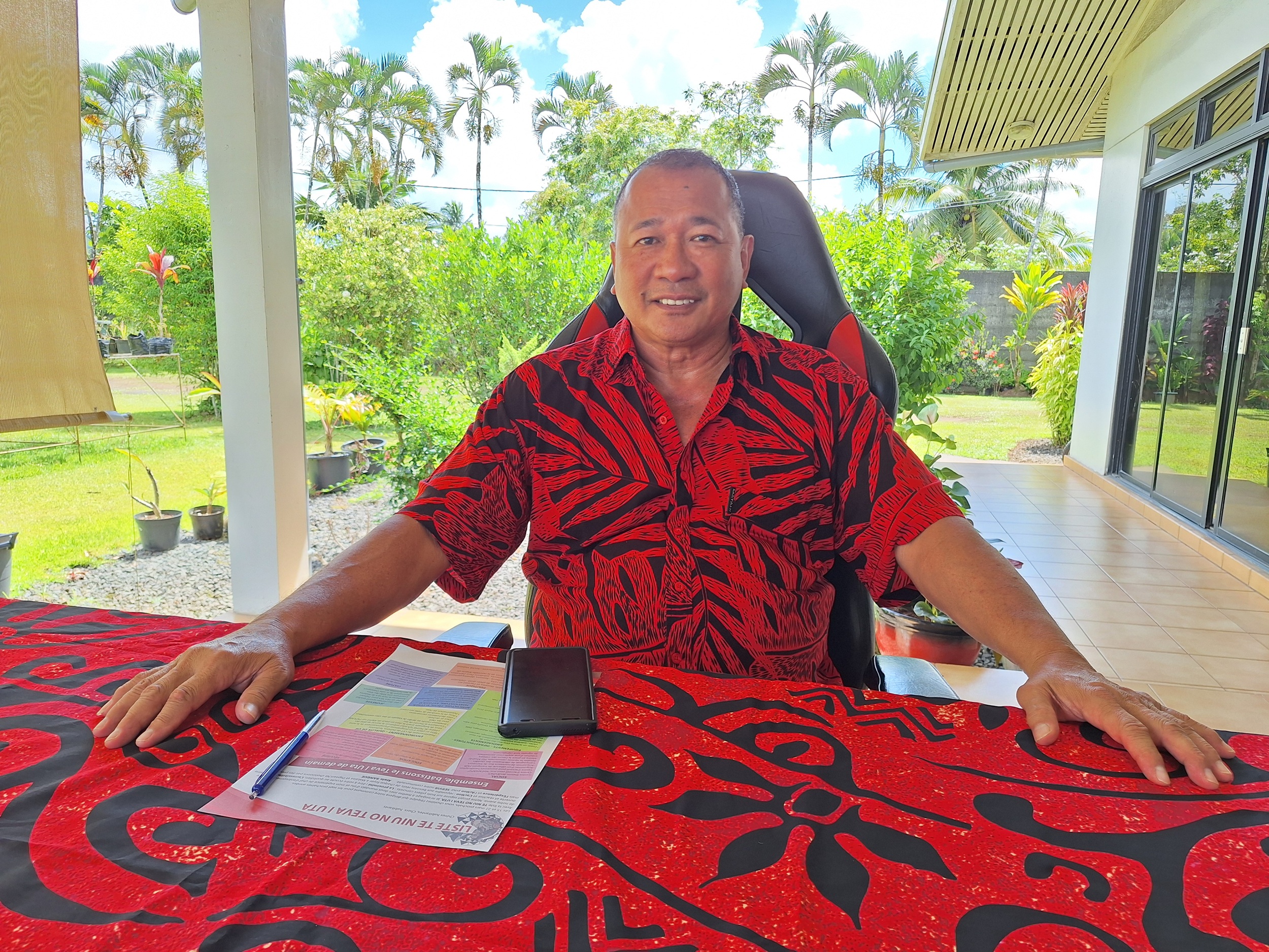 L’actuel maire délégué de Papeari, Alain Sangue, repart en campagne avec Te Niu no Teva i Uta, soutenu par Hereani Tuariihionoa à Mataiea (Crédit : Anne-Charlotte Lehartel).