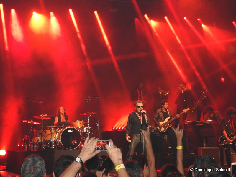 Véritable bête de scène, Johnny a assuré le show pour sa 183e tournée, intitulée "rester vivant".