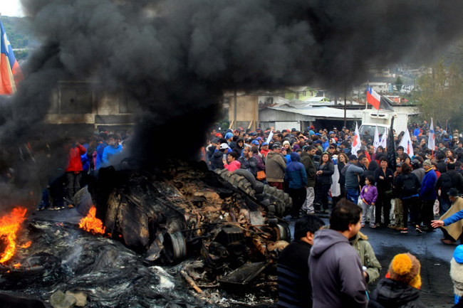 Les pêcheurs de l'île chilienne de Chiloé manifestent pour réclamer l'aide de l'Etat face à la "marée rouge".