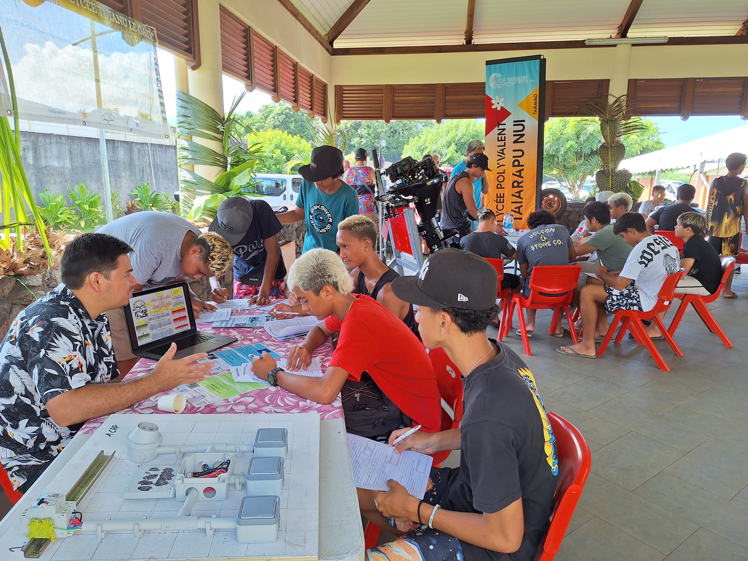 Une quarantaine de formations et options étaient représentées par des élèves et leurs professeurs (Crédit : Anne-Charlotte Lehartel).