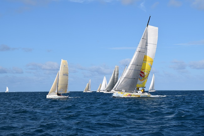 La Team Lipton Ice Tea lors du départ de la division 1, sur le parcours Raiatea Banana.