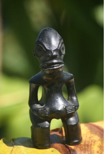 Le magnifique tiki Moke (protégeant les agriculteurs), découvert en 1919 au fond de la vallée de Hokatu ; l'original a disparu, il n'en reste que des moulages. Si quelqu'un a des informations sur ce qu'il est advenu de cette statuette…