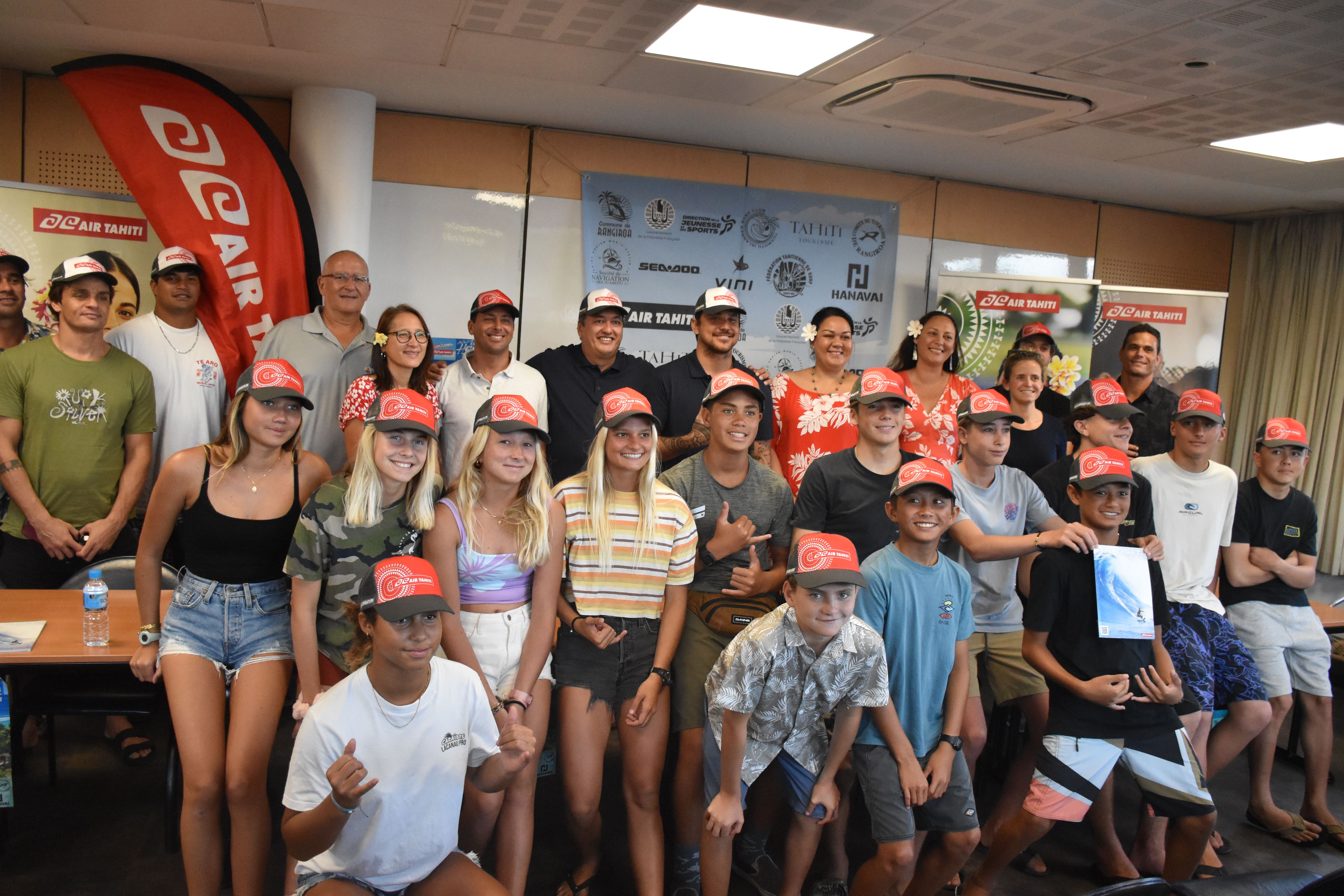Toute la famille du surf français et tahitien réunie autour du projet Heritage et du Air Tahiti Rangiroa Horue Festival.