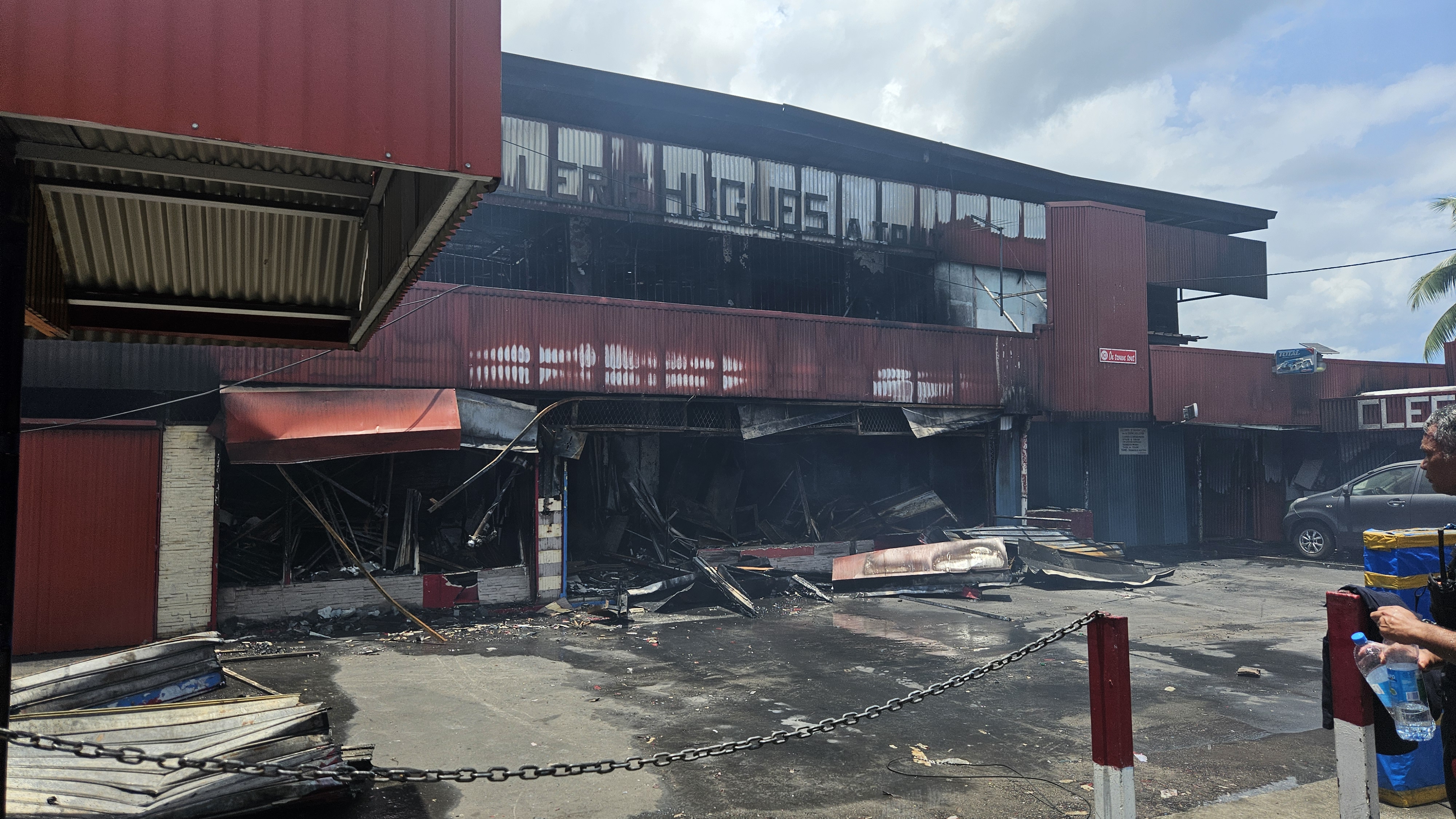 Une maison et une quincaillerie détruits par le feu