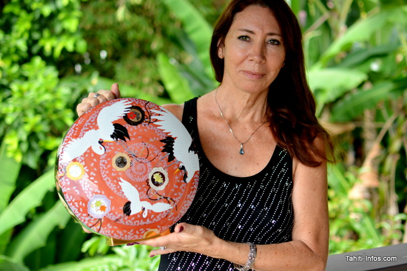Yane Vappereau avec le vase qui a obtenu un prix d'argent. Le thème du concours : "le Vent".