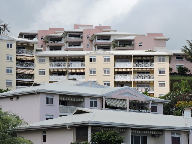« Nombre de foyers polynésiens éprouvent des difficultés à se loger dignement, alors même que leurs revenus dépassent deux SMIG. Il convenait donc de leur apporter une réponse en termes de logements à des prix abordables", souligne le gouvernement dans l'exposé des motifs du projet de loi du Pays.