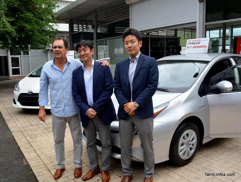 Lionel Foissac, P-dg de Nippon Auto Moto, Ryota Hatakeyama et Takayushi Shimbo, de Toyota, posent devant la Prius C et la Prius