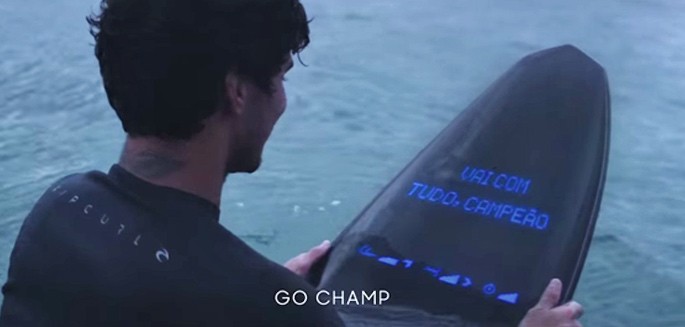 Gabriel Medina, le champion brésilien, a testé la board futuriste de Samsung Galaxy, bijou de technologie.