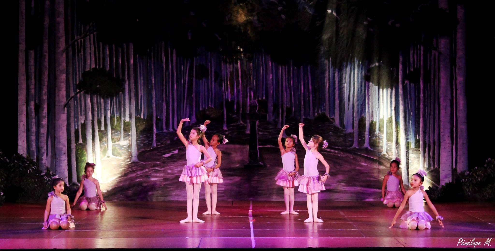 Près de 130 élèves du centre de danse Tamanu Iti vous proposent une visite guidée que vous n'êtes pas prêts d'oublier !