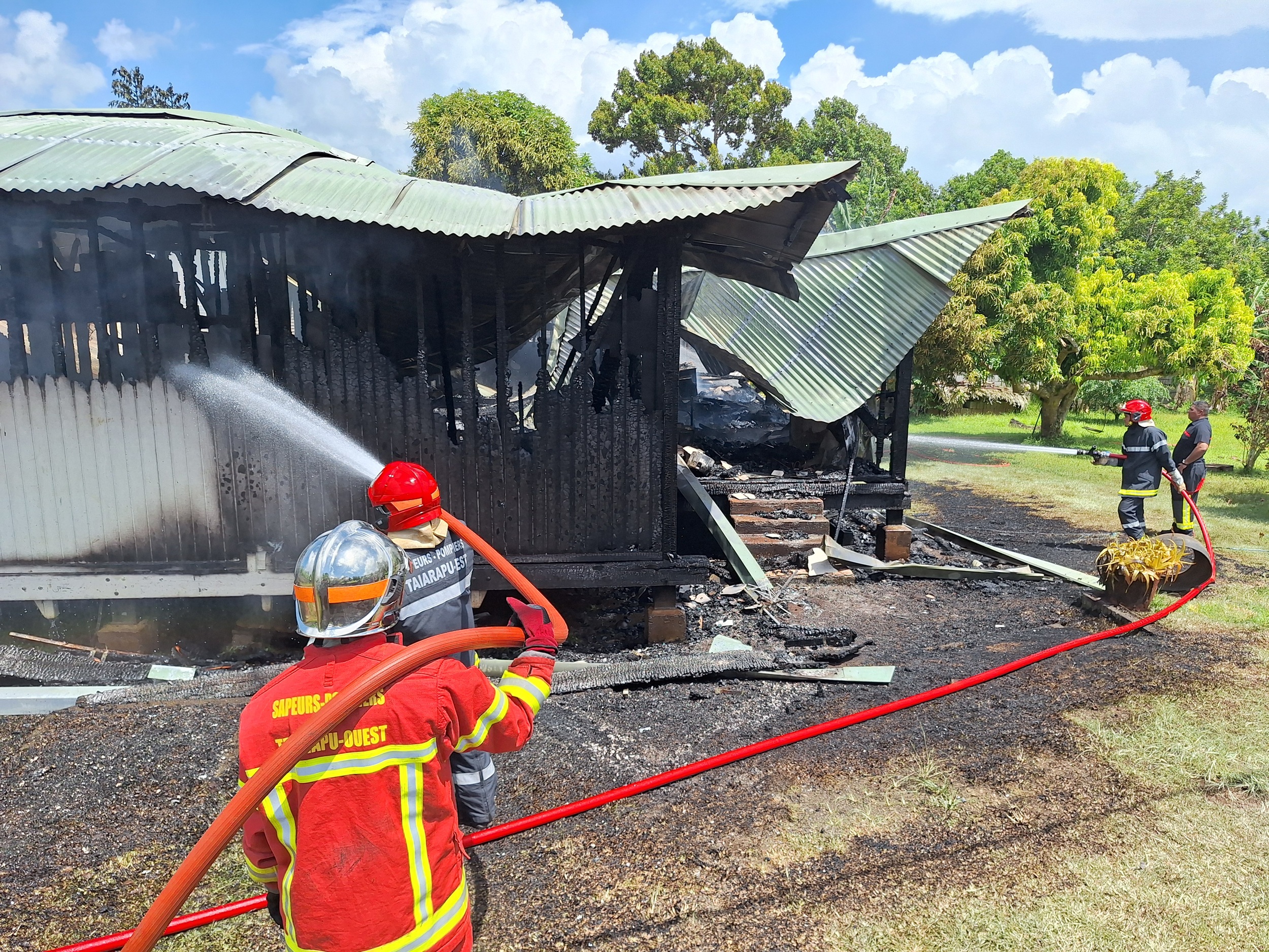 Malgré l’intervention des pompiers, la maison a été entièrement détruite (Crédit : Anne-Charlotte Lehartel).