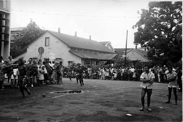 Pierre Carabasse. Course de porteurs de fruits devant la Maison de la Reine Marau en juillet 1966