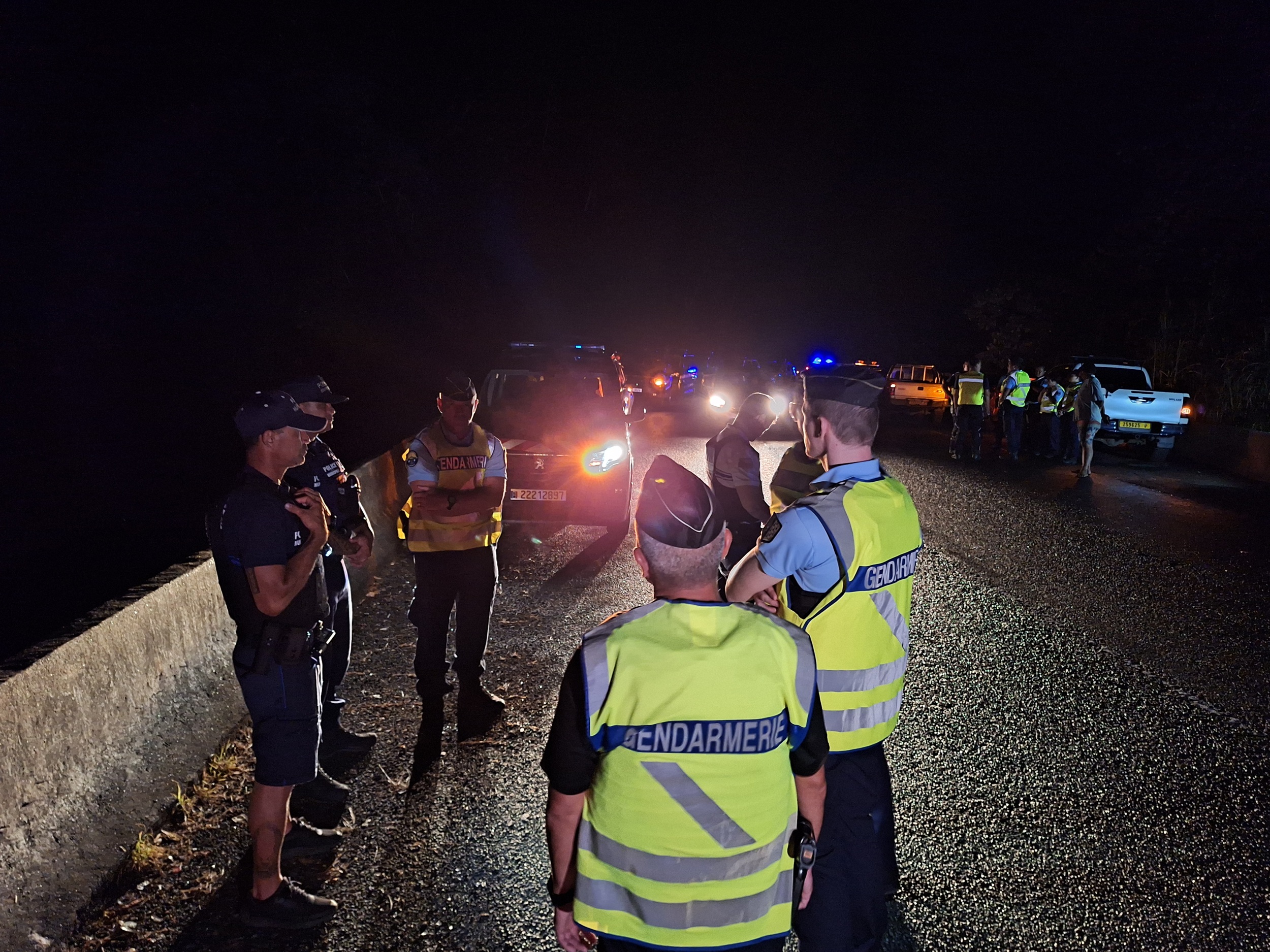 Gendarmes et policiers ont maintenu leur présence sur place, samedi soir (Crédit : Anne-Charlotte Lehartel).