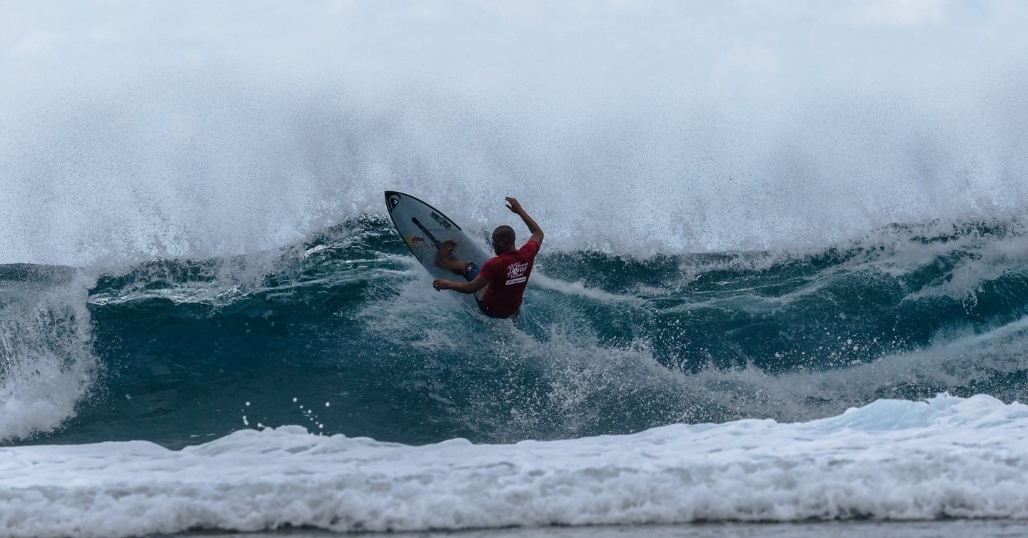 Teoro Tahutini remporte son premier Air Tahiti Rangiroa Hoe Festival.