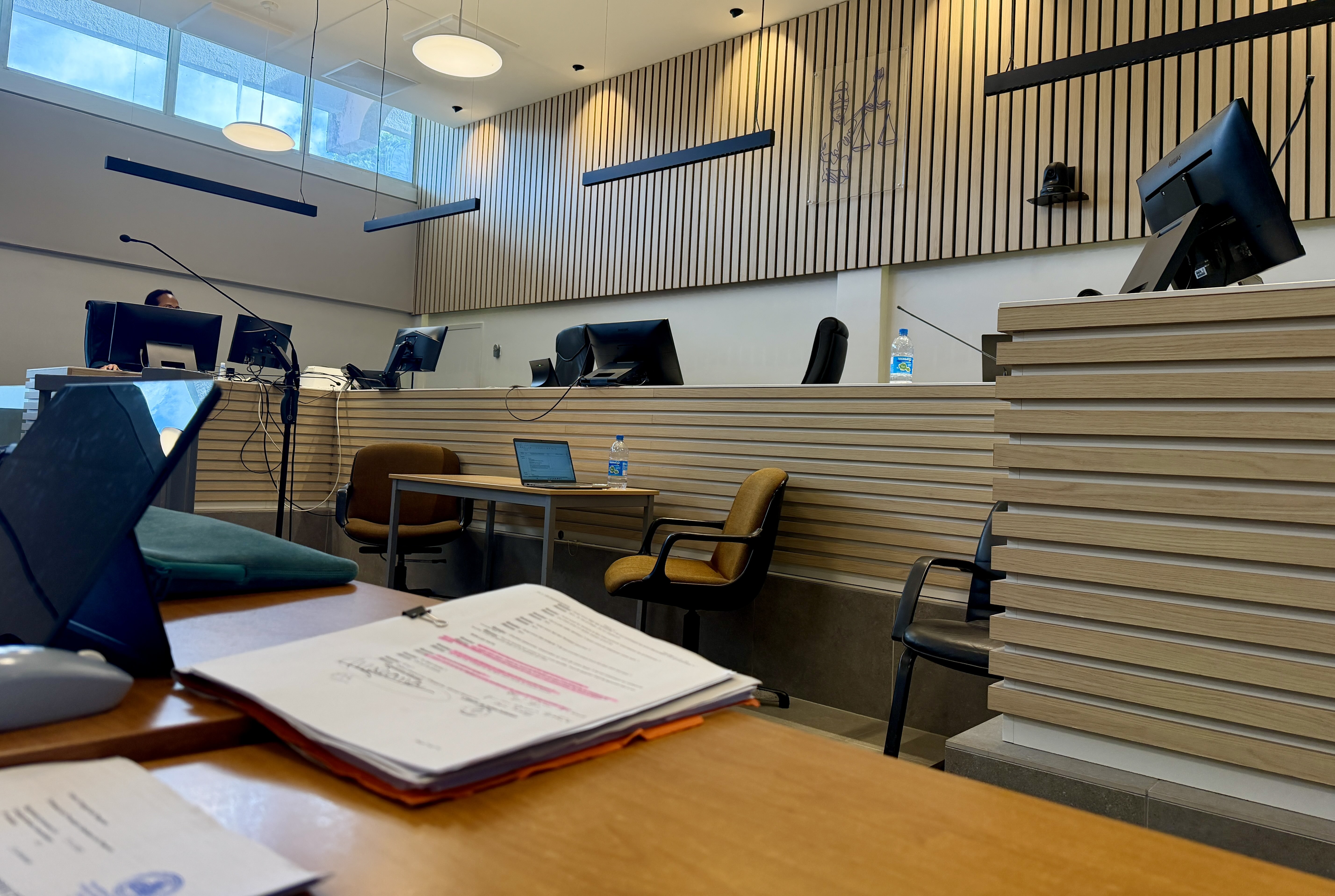 Un homme a été condamné en comparution immédiate par le tribunal correctionnel de Papeete pour des violences commises sur sa concubine, à Bora Bora, en février 2026.