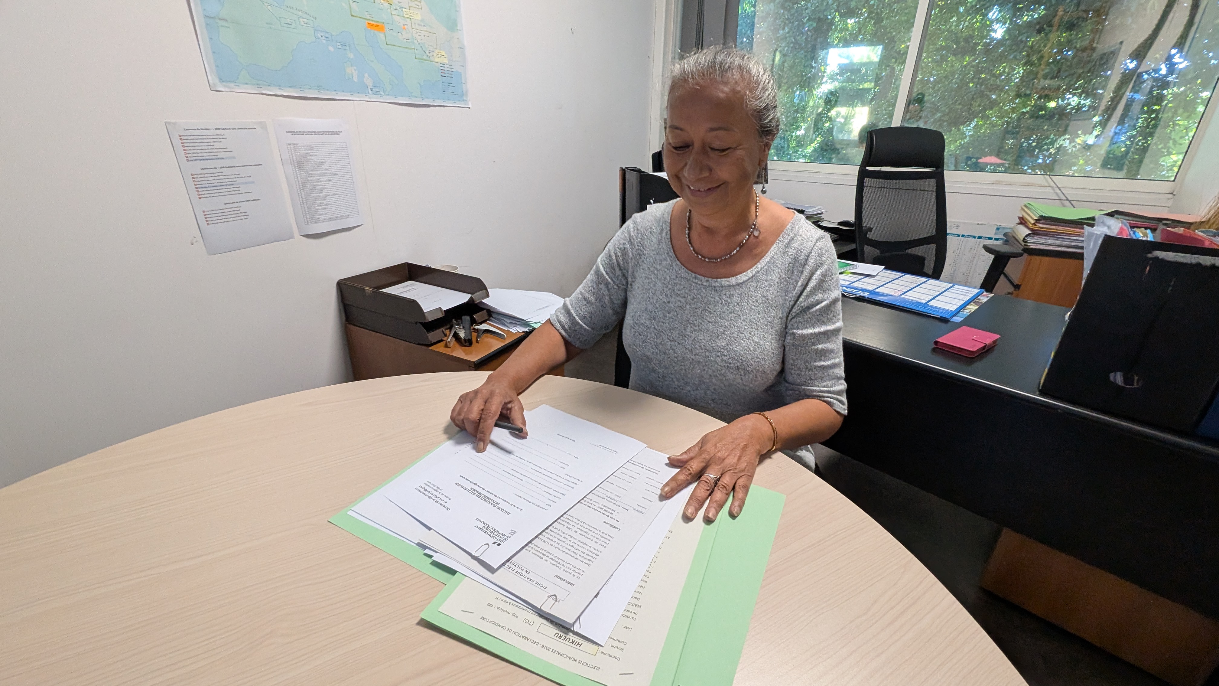 Françoise Holozet, de la subdivisons administrative des Tuamotu Gambier, gère le dépôt des candidatures pour les municipales de 2026.