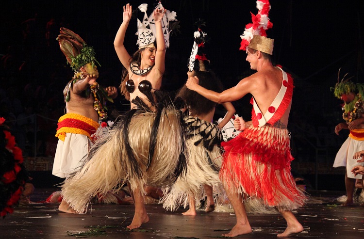 Les groupes de danse du Heiva qui se produisent pour des hôtels ont parfois beaucoup de mal à être payés pour leurs prestations. (Crédit Photo : Ch. Durocher- P.Duboureau)