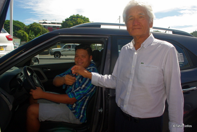 Ariimanarautaumaiterai Wang Cheoui reçoit les clefs de sa voiture des mains d’Albert Moux