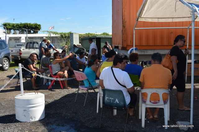 Les grévistes du commissariat hôtellerie se sont regroupés dans un coin de leur lieu de travail