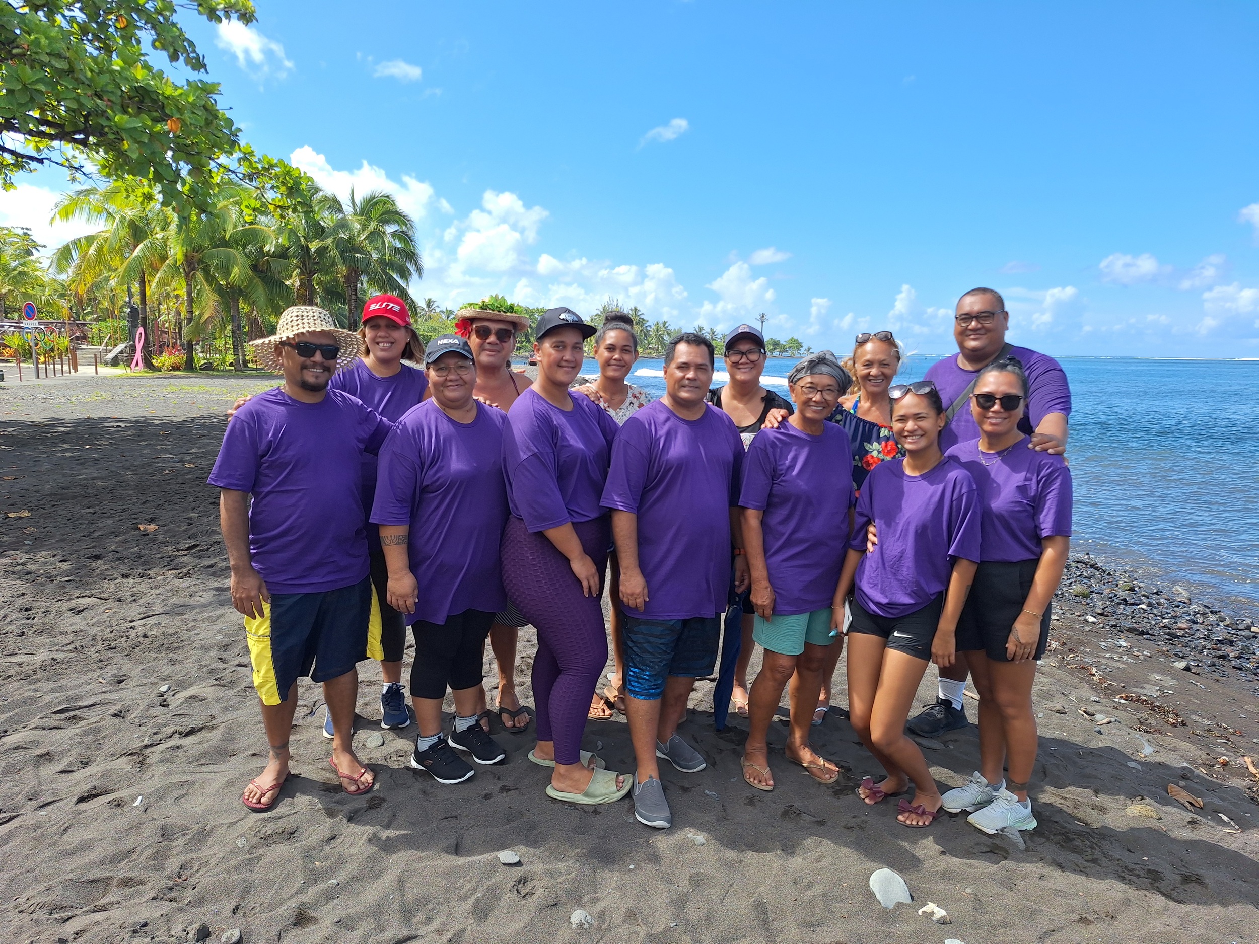 L’équipe a commencé les rencontres sur le terrain à Teahupo’o, ce lundi (Crédit : Anne-Charlotte Lehartel).